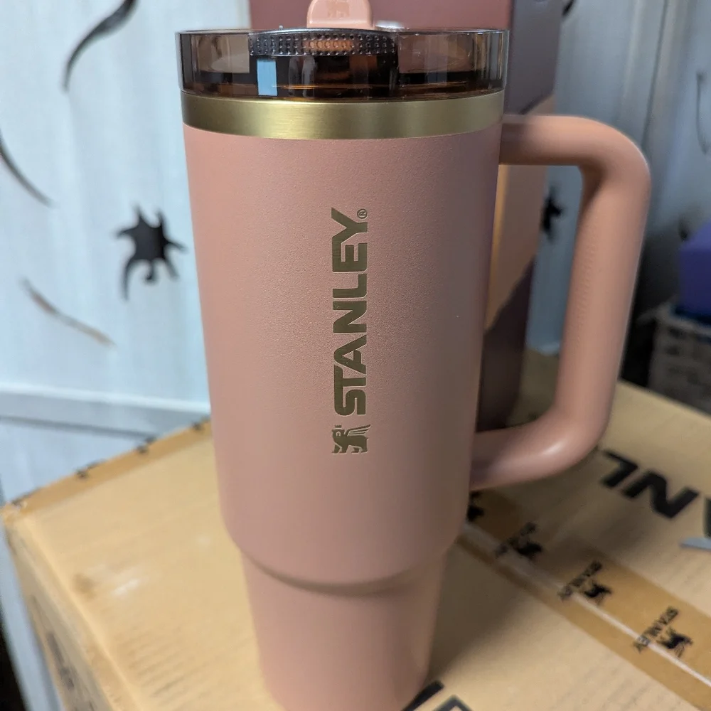 New STANLEY Quencher H2.0 Flowstate Tumbler cup 30oz Mocha Latte 2025